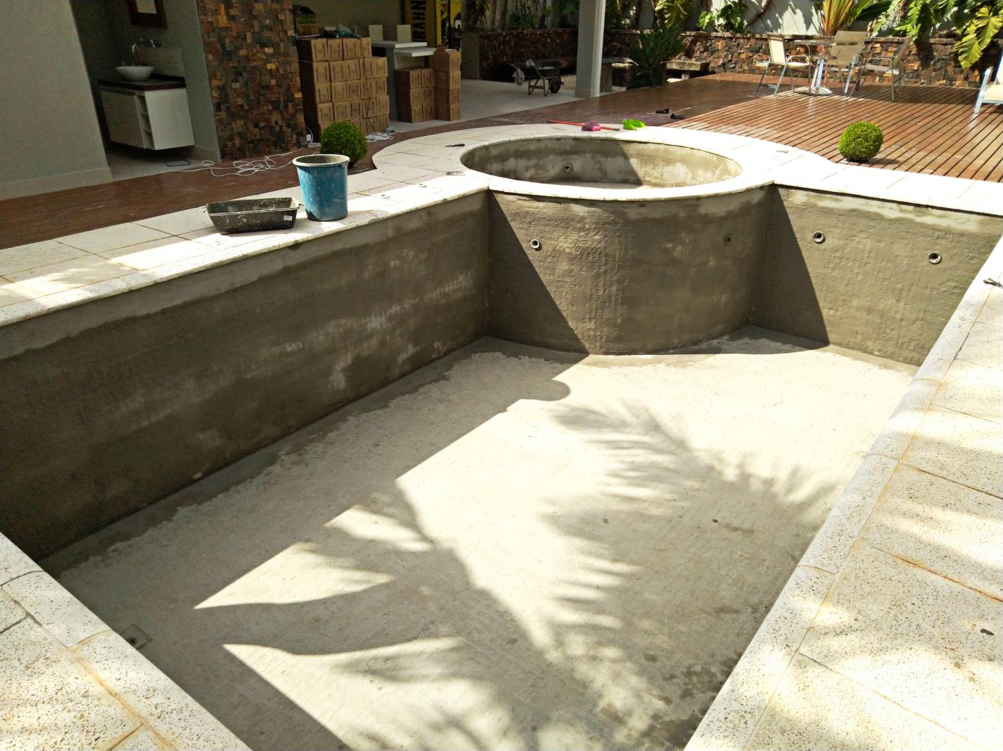 Golpe da Reforma da Piscina: Empreiteiro desaparece com R$ 13 mil em Califórnia