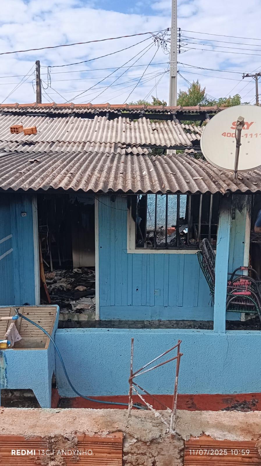 Incêndio destrói casa em Lunardelli