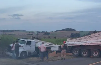 Motorista perde o controle de carreta que atinge veículo em Marumbi