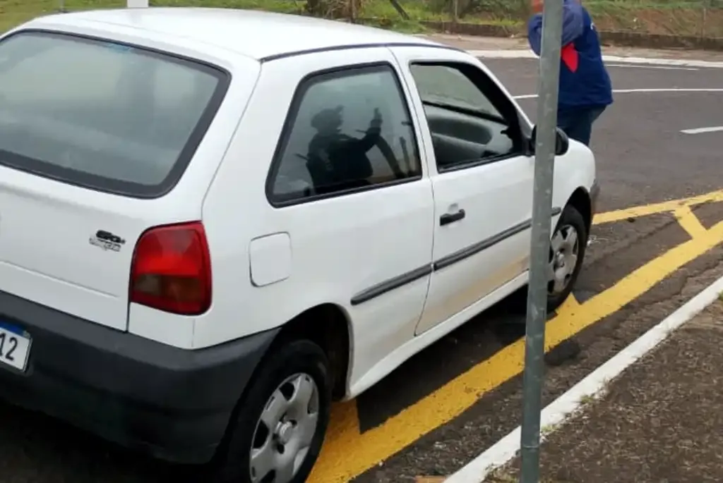 Veículo furtado em Faxinal é recuperado horas depois em estrada rural