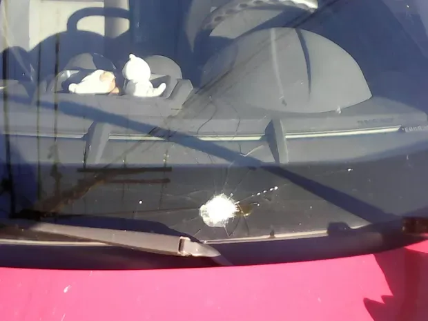 Ataque de ciúmes resulta em carro danificado e prisão em Ivaiporã