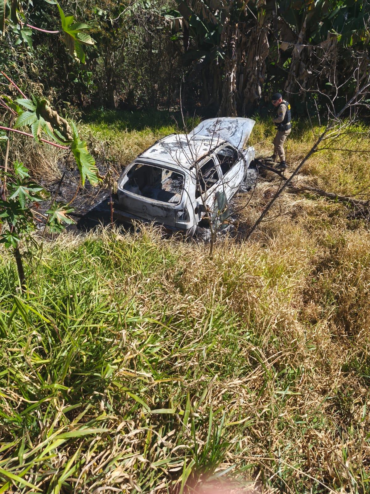 Carro furtado é encontrado carbonizado em mata de Apucarana