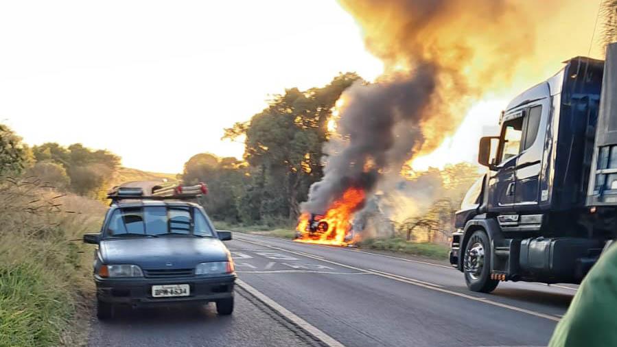 Carro pega fogo às margens de rodovia em Ivaiporã, mas ninguém se fere