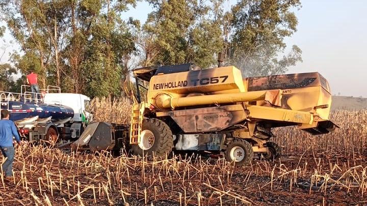 Colheitadeira pega fogo em área rural de Lunardelli