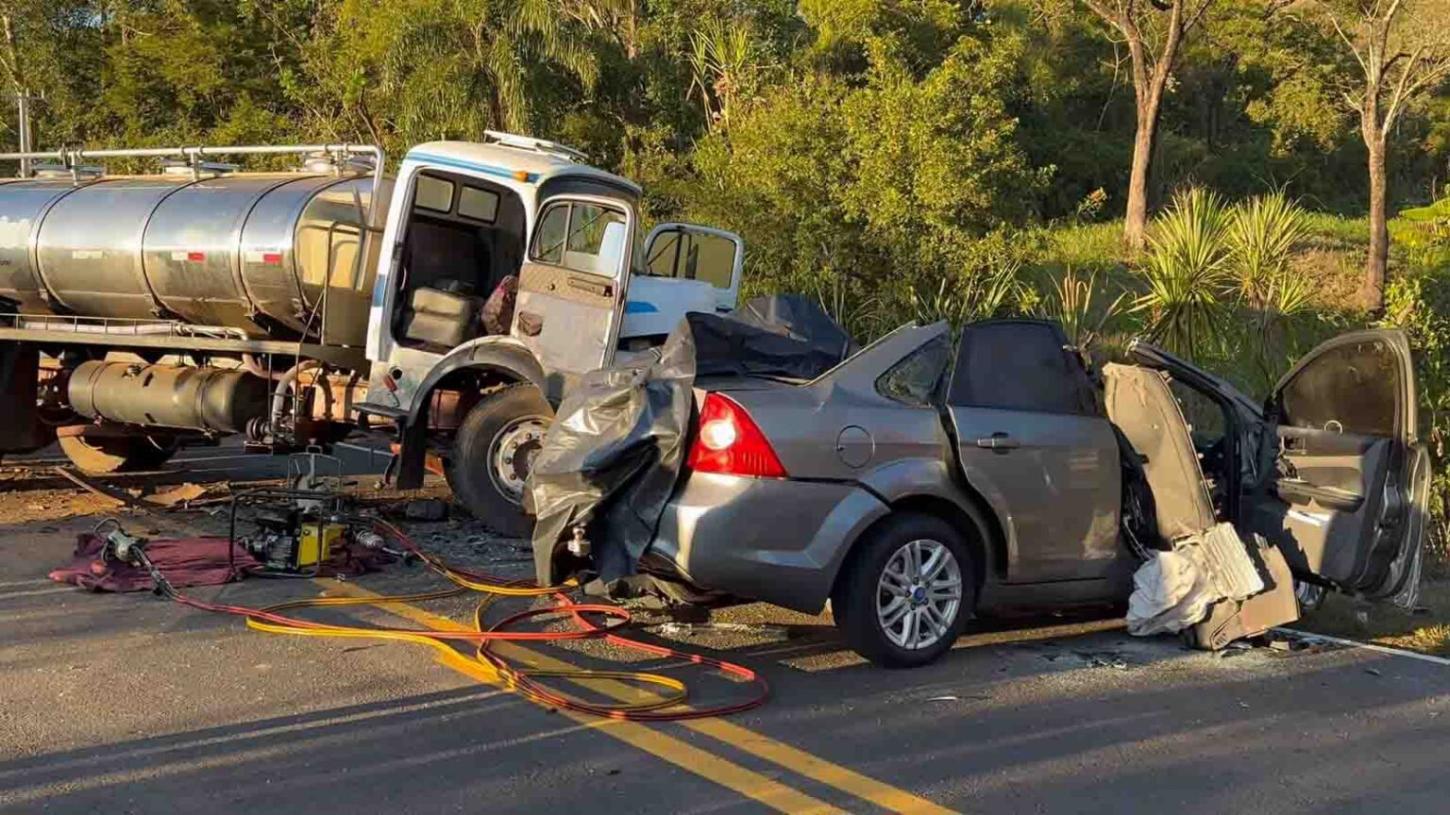 Colisão frontal entre carro e caminhão de leite deixa vítima fatal em Cândido de Abreu