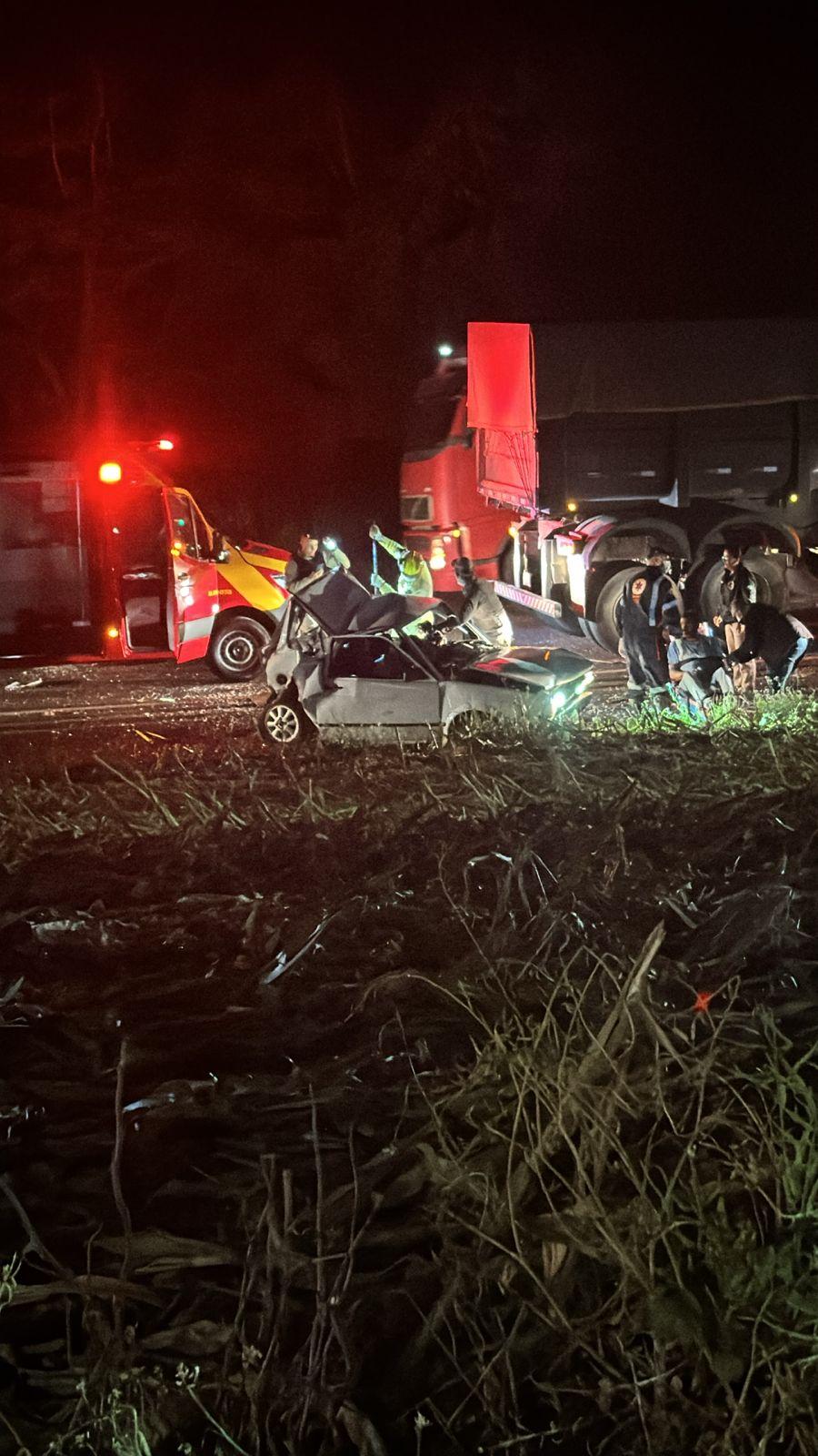 Colisão traseira interdita rodovia e deixa motorista preso em ferragens em Jardim Alegre