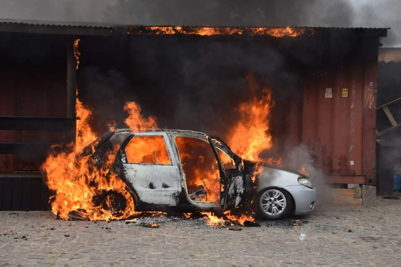 Homem tenta incendiar carro em Jardim Alegre e foge