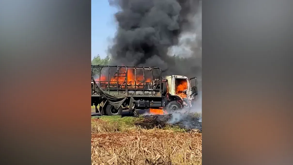 Incêndio destrói caminhão do Exército de Apucarana