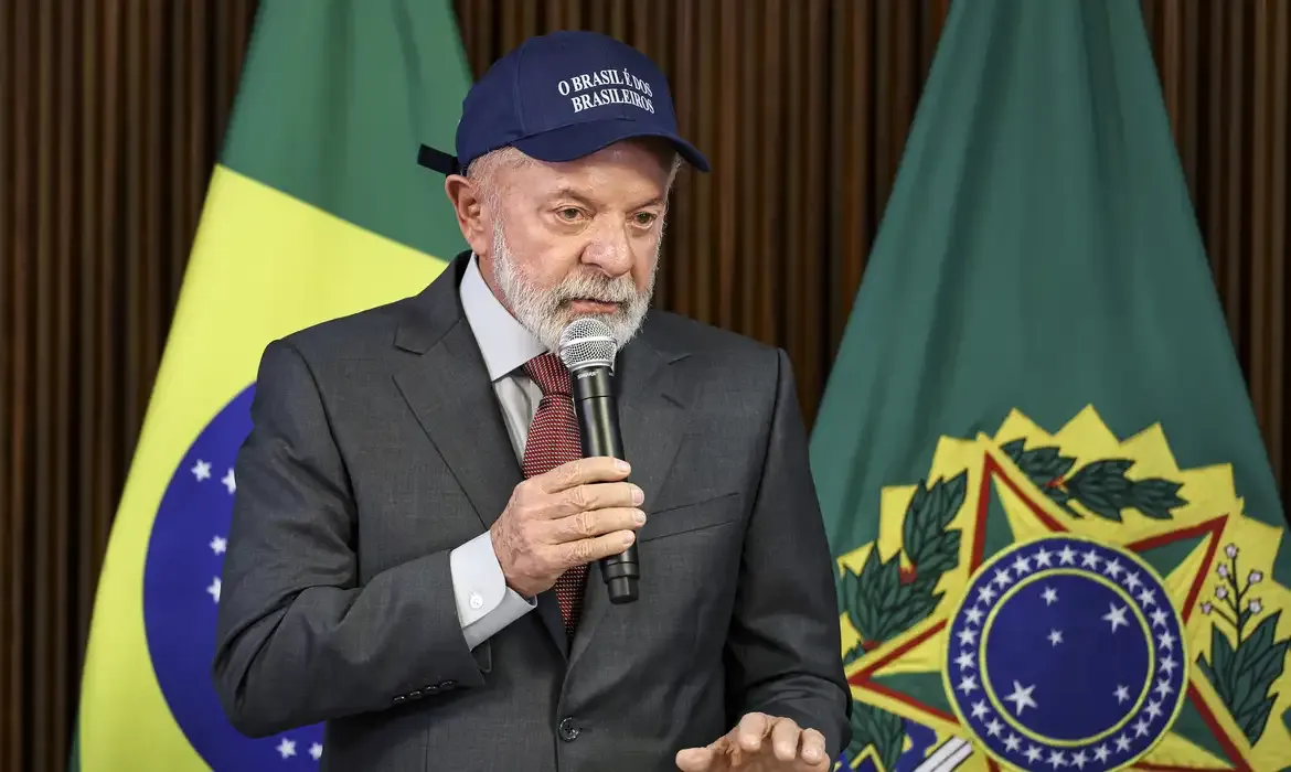 Lula defende censura de redes sociais durante reunião ministerial