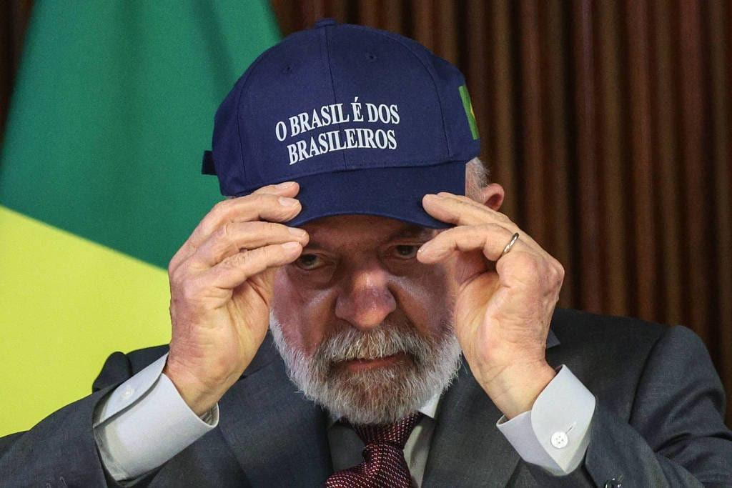 Lula lança novo slogan e critica oposição em reunião ministerial