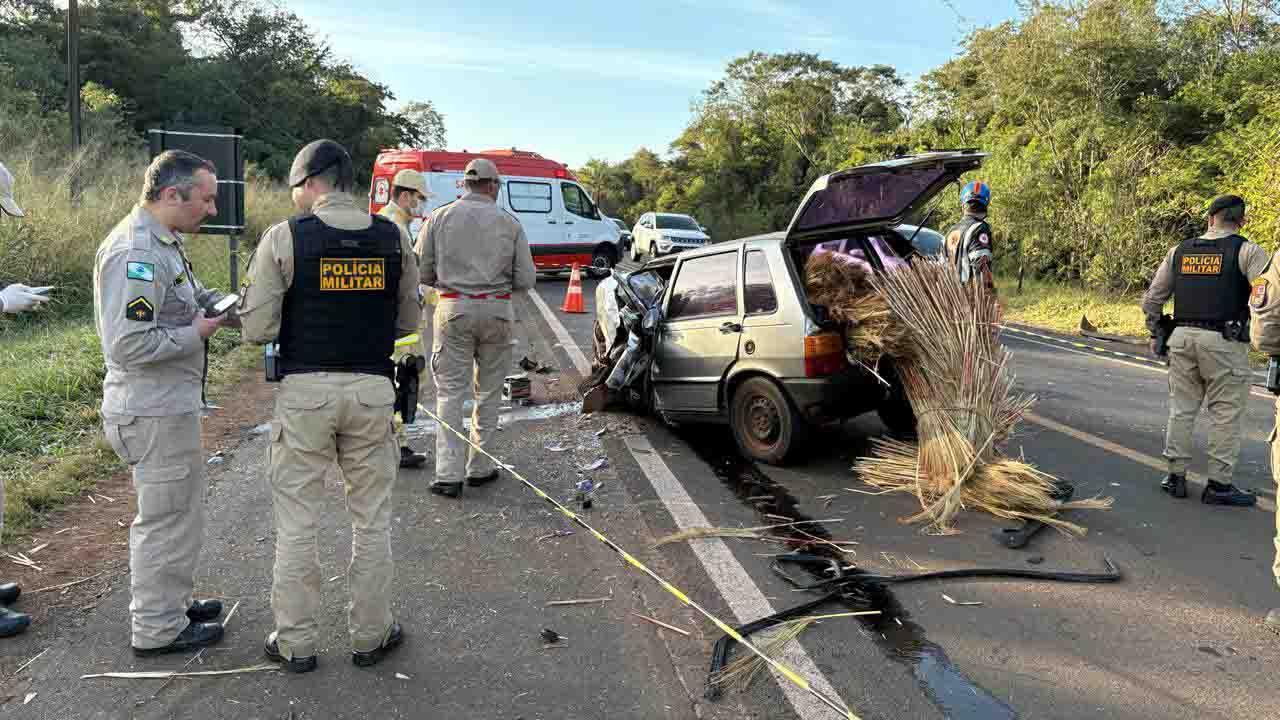 Motorista de 75 anos morre em colisão entre carro e caminhão em Jardim Alegre