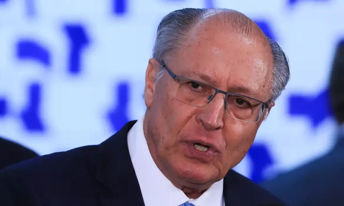 Pane em avião da FAB atrasa retorno de vice-presidente Alckmin e ministros