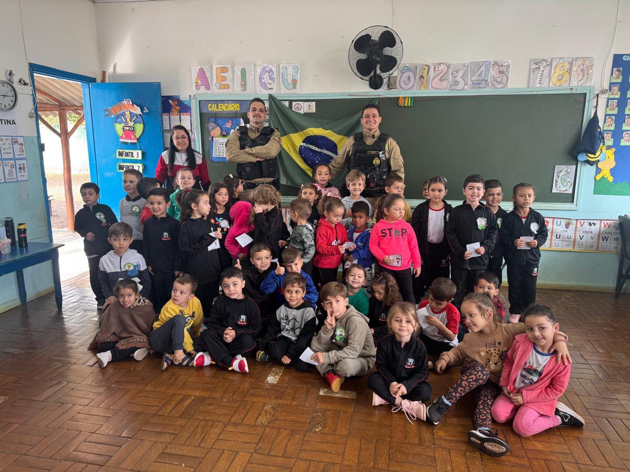 Policiais militares de Kaloré e Marumbi celebram o Dia do Soldado em escolas