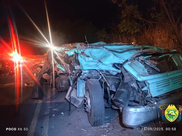 Caminhão sobrevive e acidente impressionante no Paraná