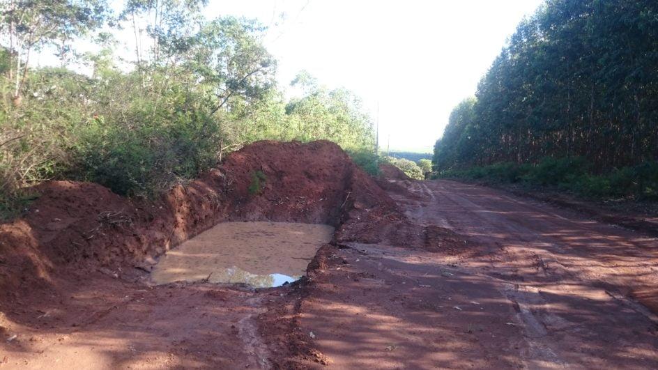 Carro capota e cai em caixa d'água em Arapuã