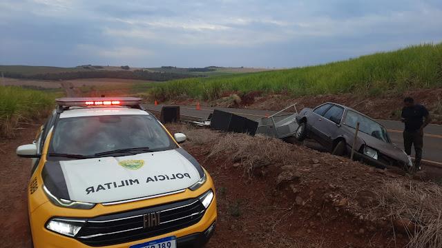 Colisão entre carro e moto deixa feridos em Marumbi