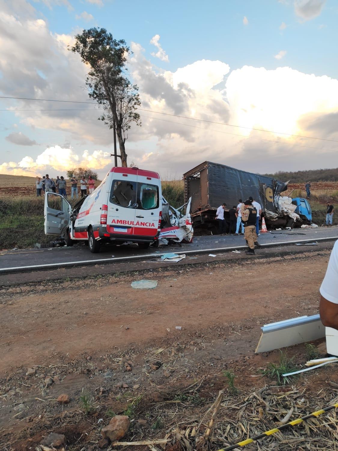 Colisão grave envolve caminhão e ambulância entre Engenheiro Beltrão e São João do Ivaí