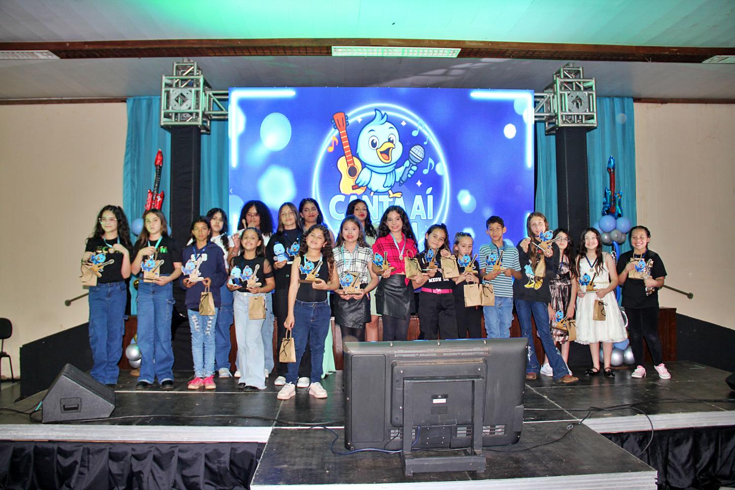 Festival de música Canta Aí Cecom celebra talentos locais com emoção e homenagem