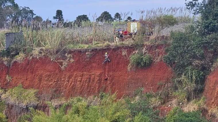 Funcionária de fábrica de camisetas cai com carro em barranco de 25 metros em Apucarana