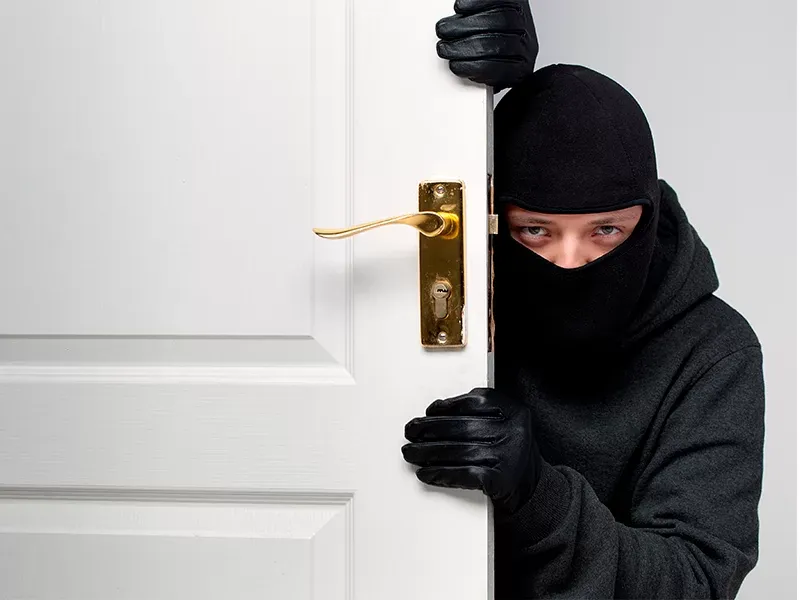 Ladrão invade casa e furta tênis em Cambira