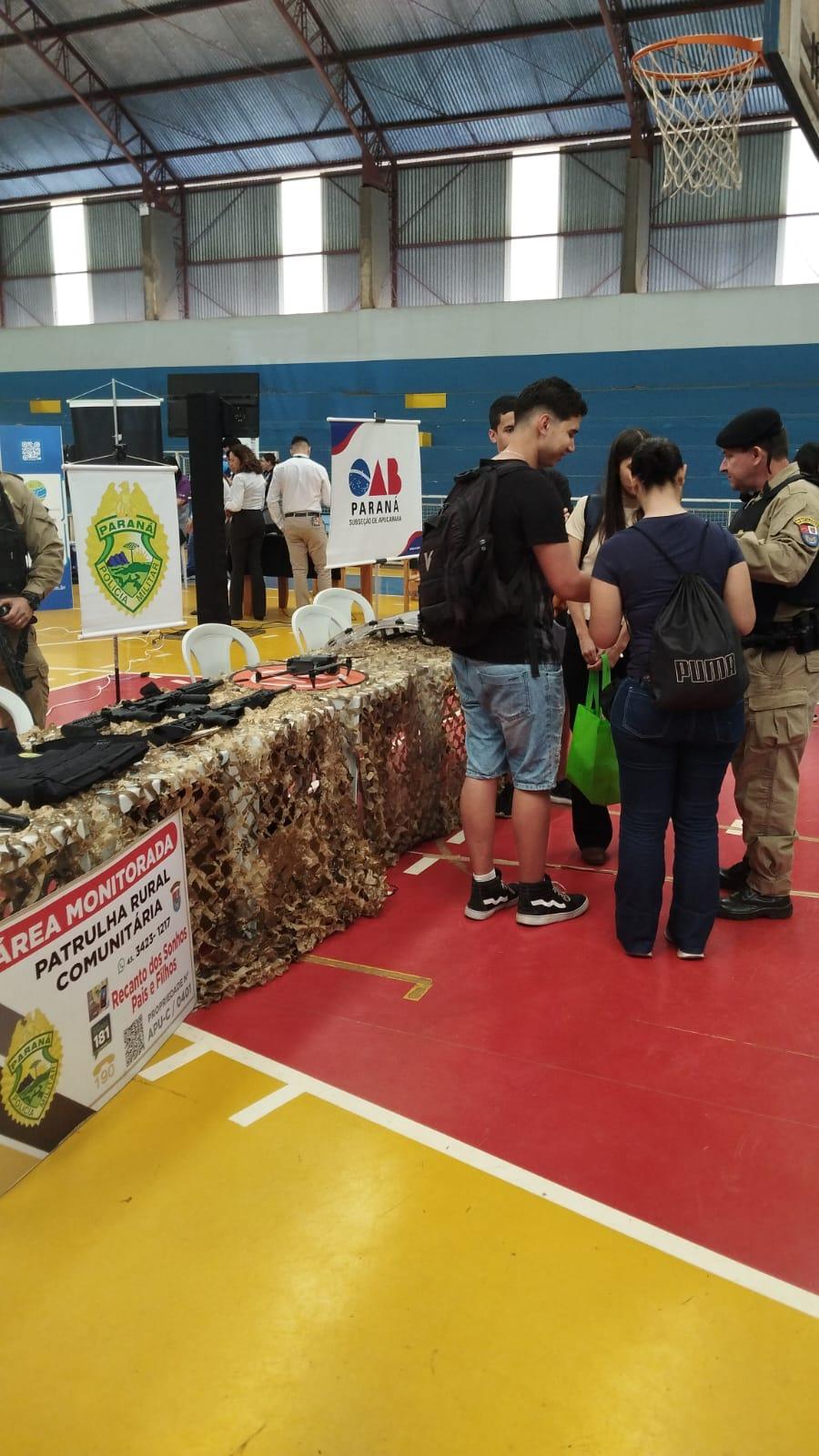 Polícia Militar participa de Feira das Profissões de Jandaia do Sul