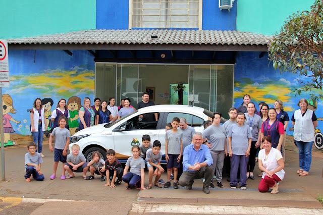 Prefeitura de Faxinal entrega veículo zero km para a Apae
