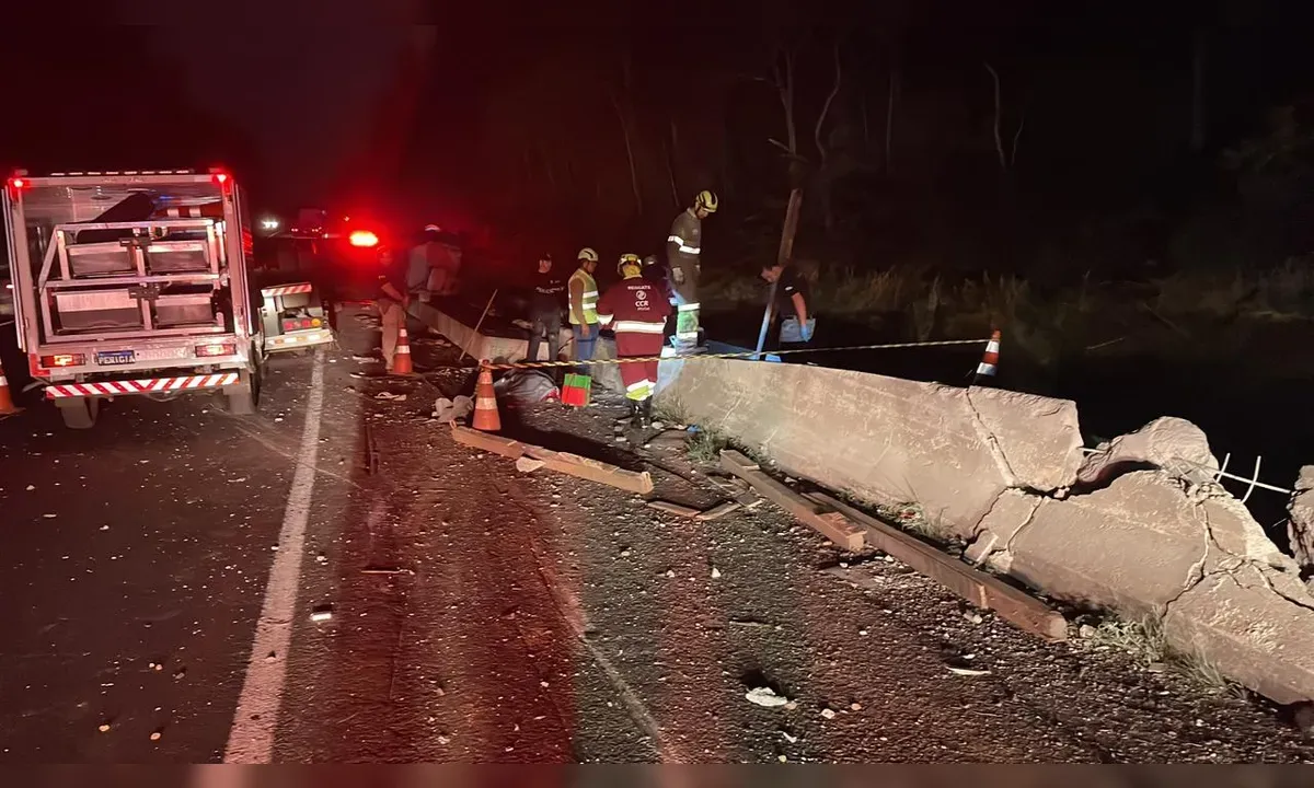 Carreta carregada com vigas de concreto tomba e mata andarilho em Mauá da Serra