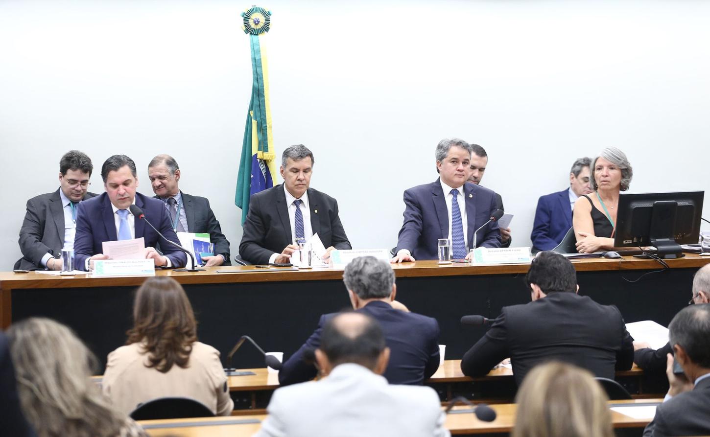 Deputados aprovam aumento de quase 400% no Fundão Eleitoral