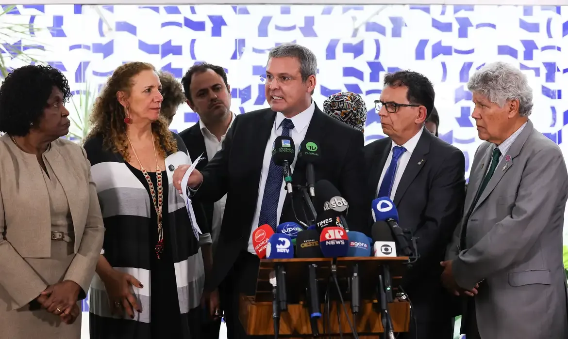 Deputados de esquerda criticam operação policial no Rio