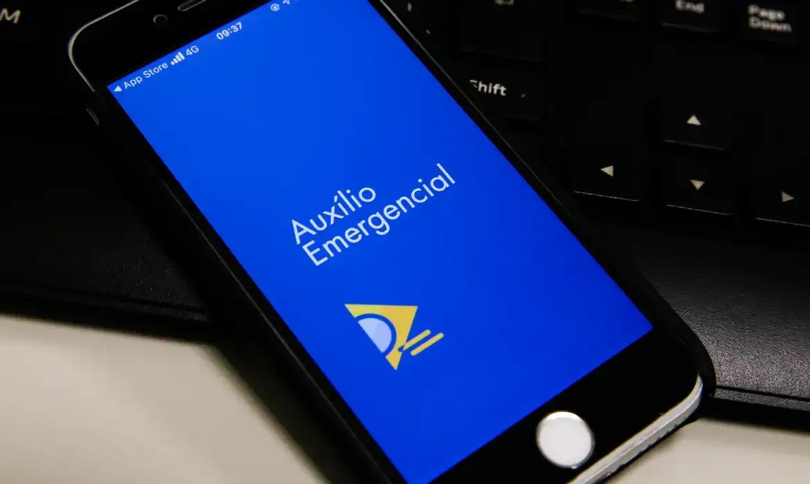 Governo começa a cobrar devolução do Auxílio Emergencial de 177 mil família que receberam indevidamente