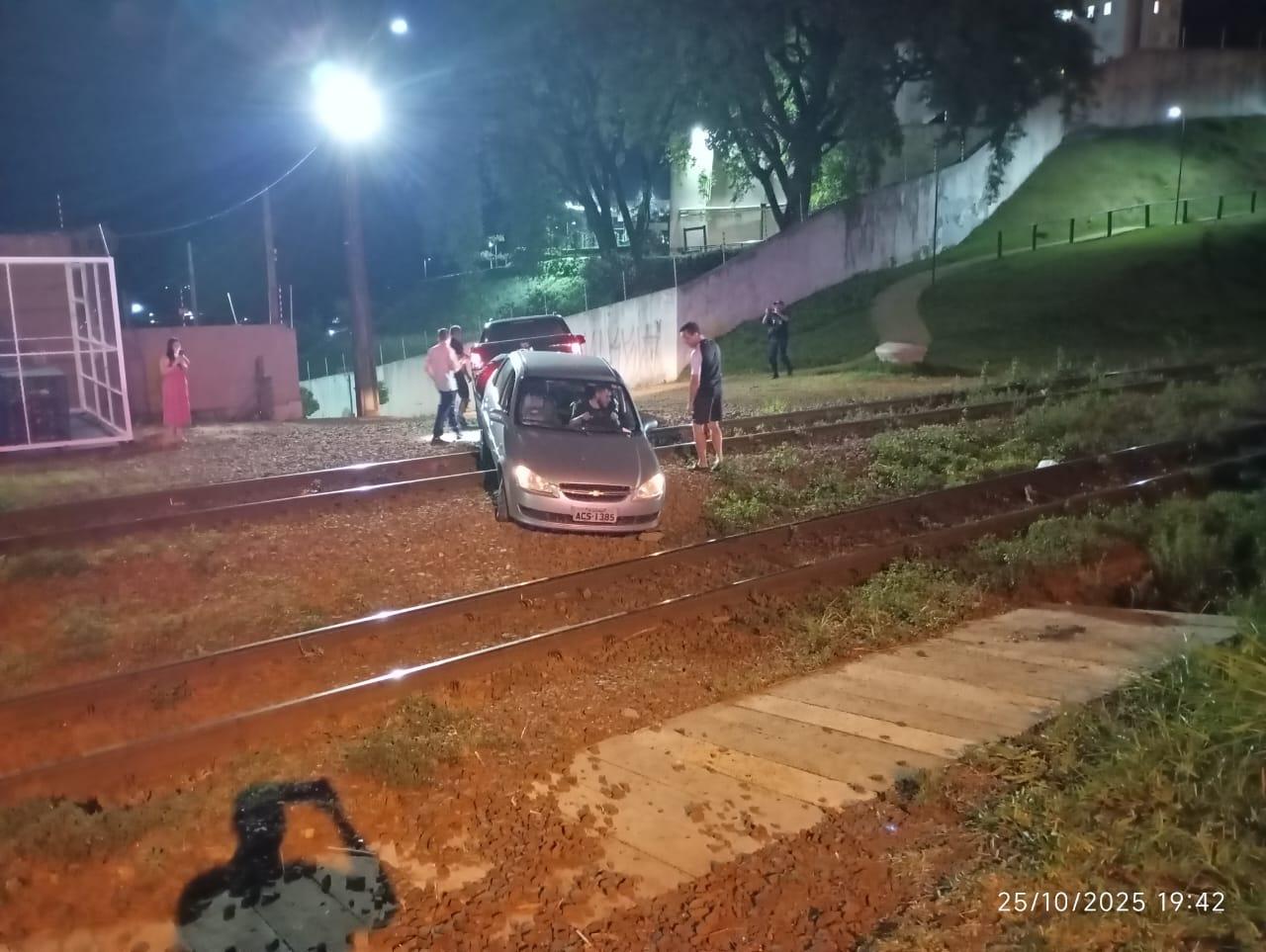 Guarda Municipal de Apucarana remove veículo preso nos trilhos com ajuda de bombeiro
