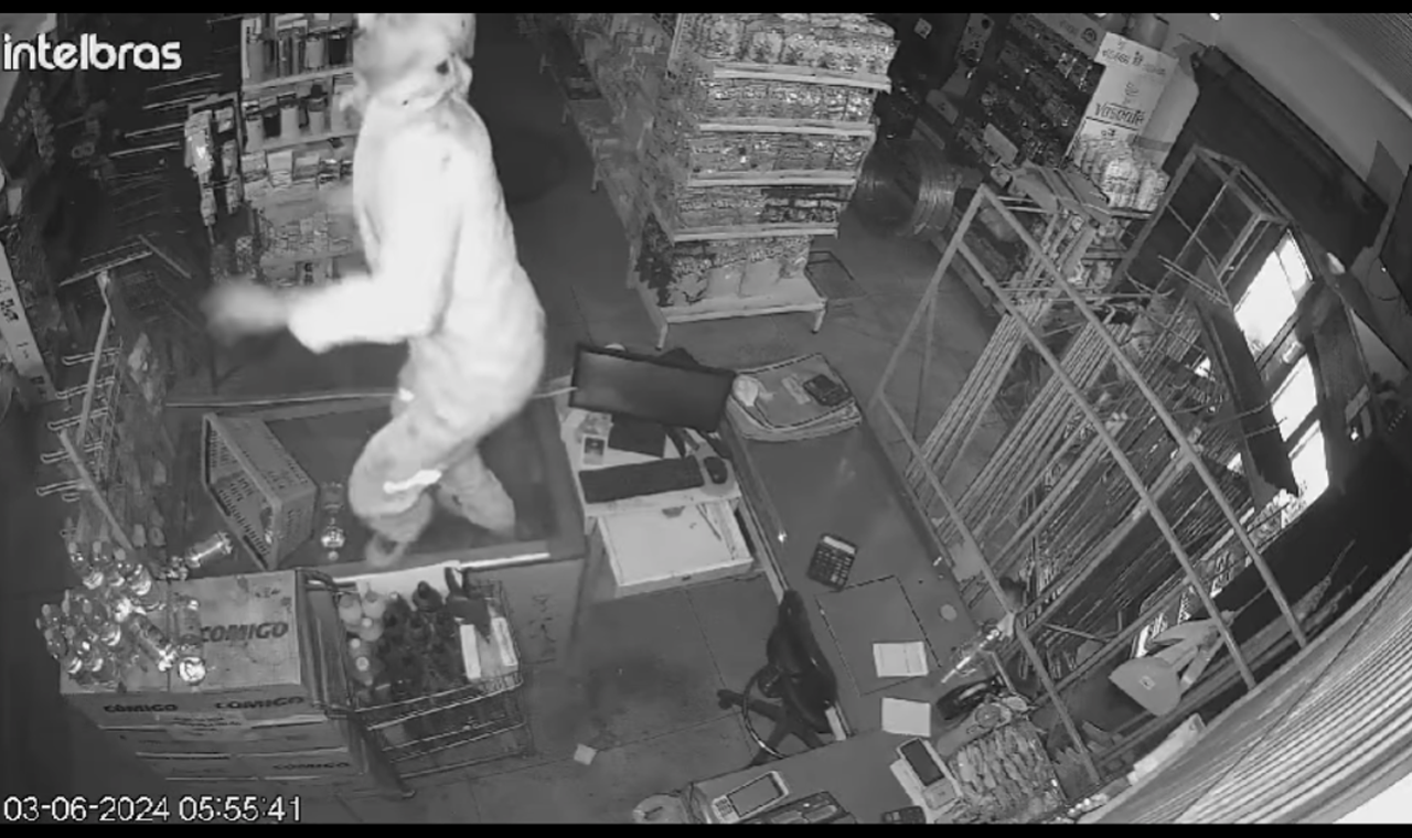 Homem Furtou Whisky e Cigarros em Mercado de Bom Sucesso e Retornou ao Local Durante a Madrugada