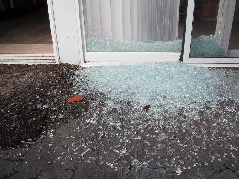 Ladrões arrombam loja, quebram blindex e furtam celulares e dinheiro em Apucarana