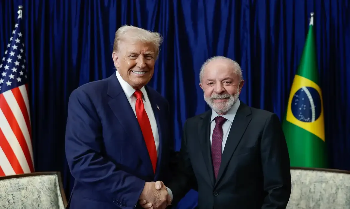 Lula e Trump se reúnem na Malásia e abrem negociação para suspender tarifaço contra o Brasil