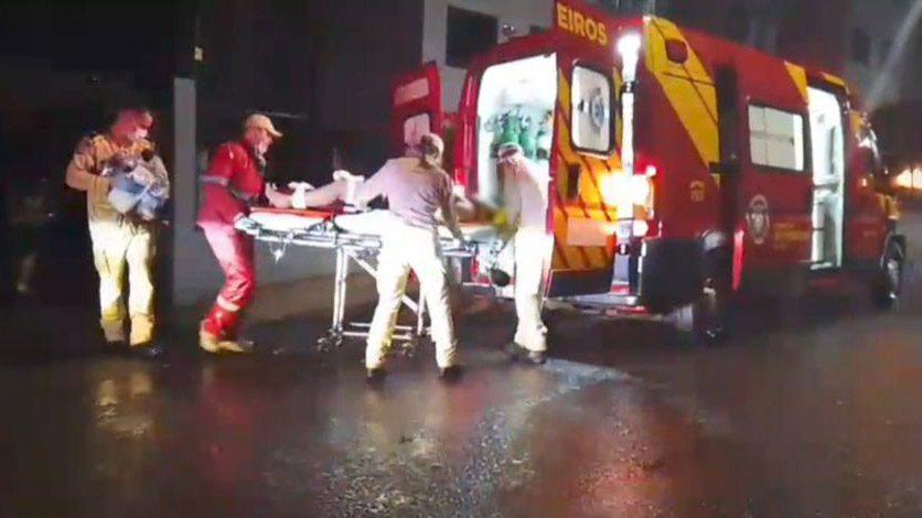 Mulher pula de segundo andar para fugir de companheiro armado em Cascavel