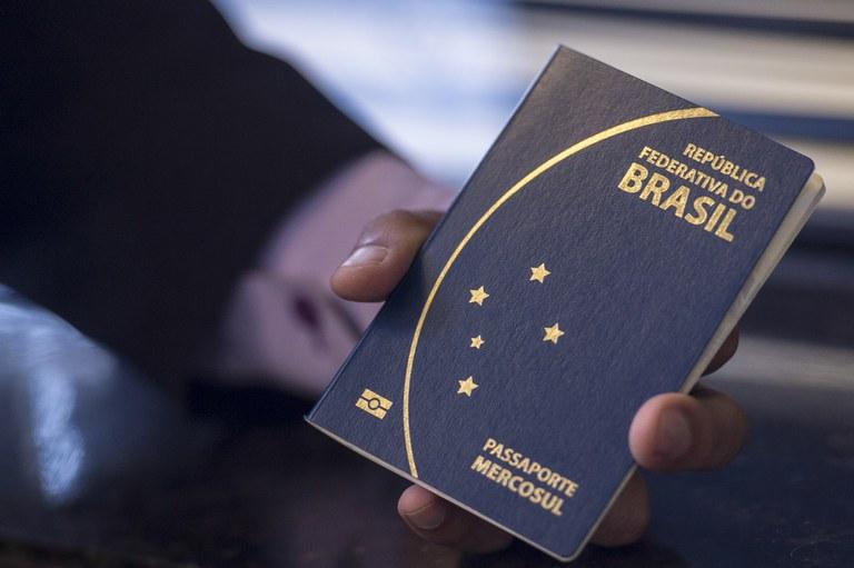 Polícia Federal pode suspender emissão de passaportes em novembro por falta de verba