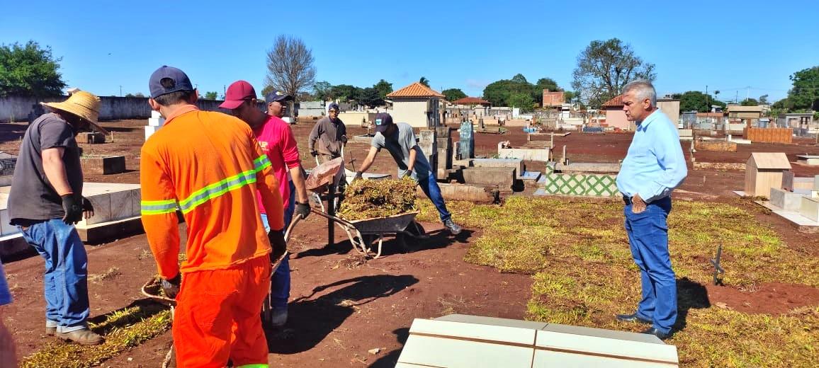 Prefeito vistoria obras no Cemitério Municipal