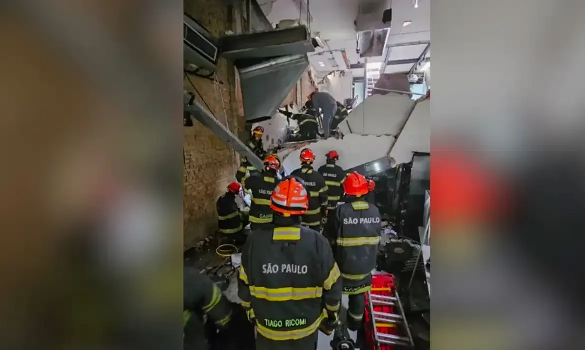 Uma pessoa morre após desabamento de teto de restaurante em SP