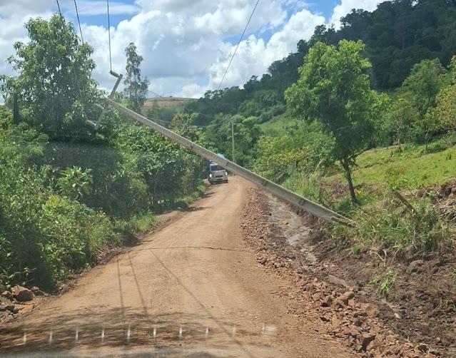 Poste de energia inclinado gera risco e preocupa moradores em Grandes Rios