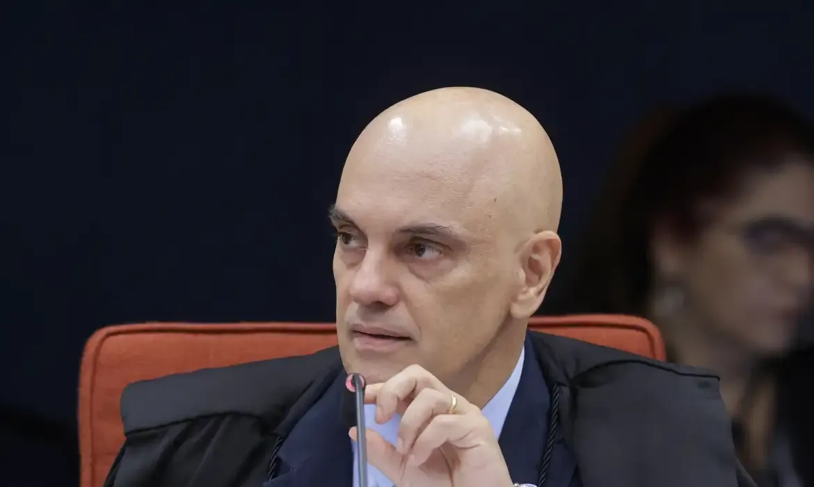Alexandre de Moraes manda transferir Bolsonaro para Papudinha e autoriza medidas de saúde e visitas