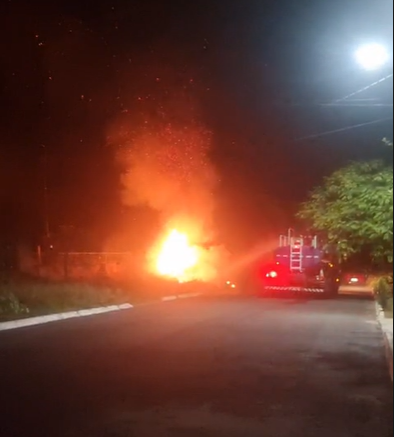 Brigada de Faxinal apaga incêndio em terreno baldio no centro