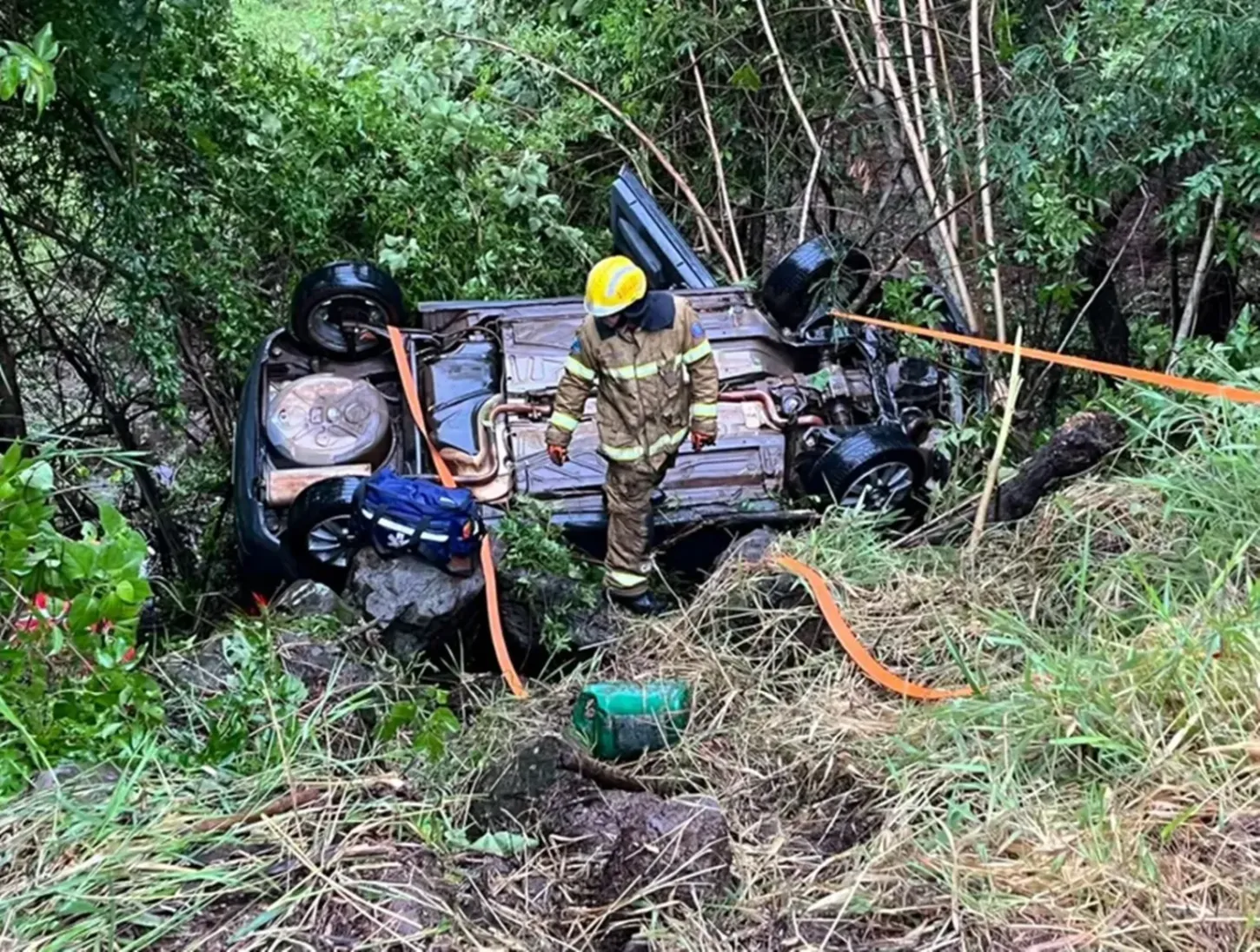 Carro sai da estrada e cai em córrego em Novo Itacolomi