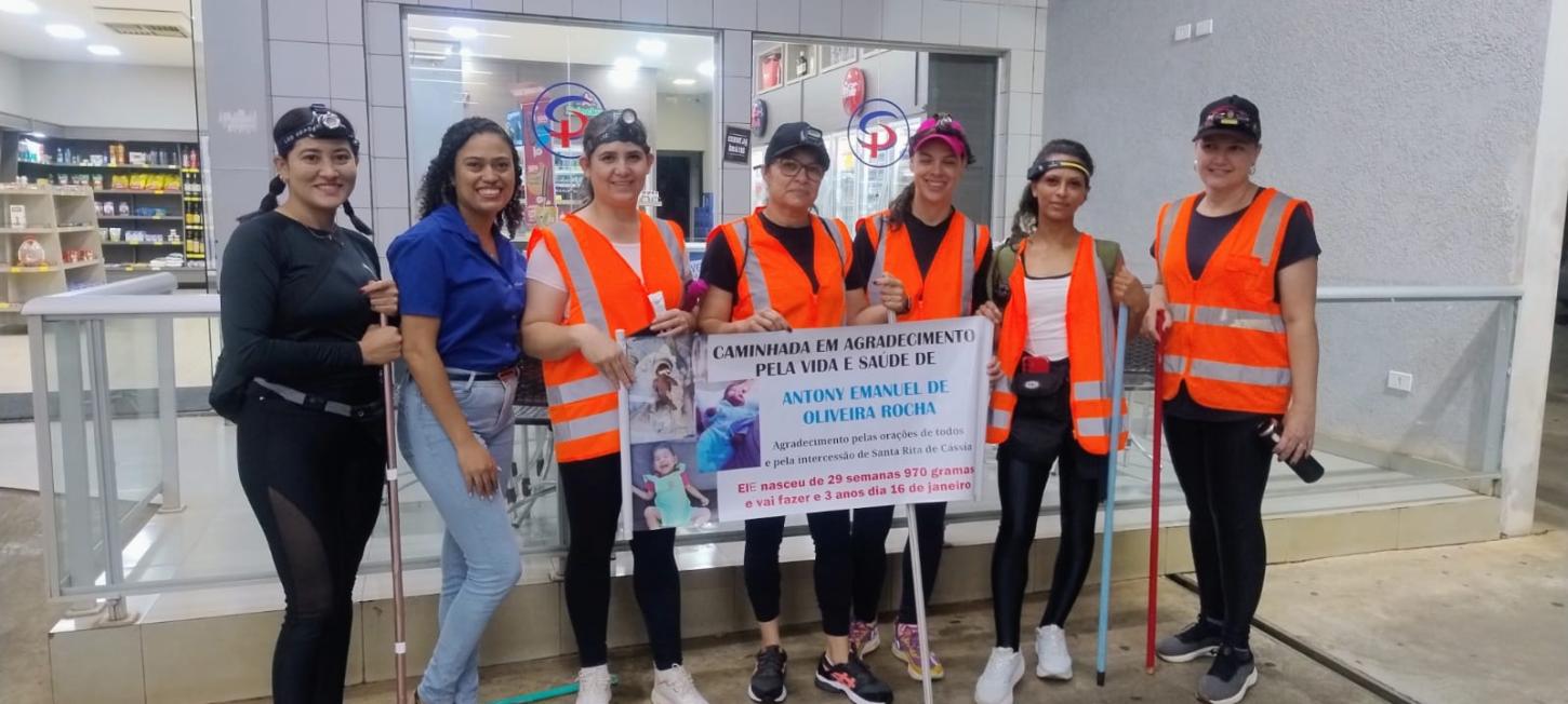 Mãe e amigas cumprem promessa de fé após milagre com filho prematuro em Faxinal