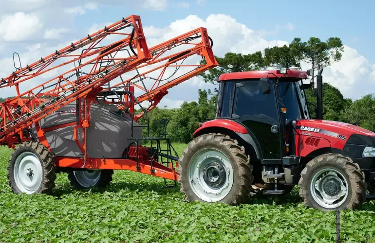 Máquina agrícola tombada em ribanceira assusta produtor rural em Marilândia do Sul