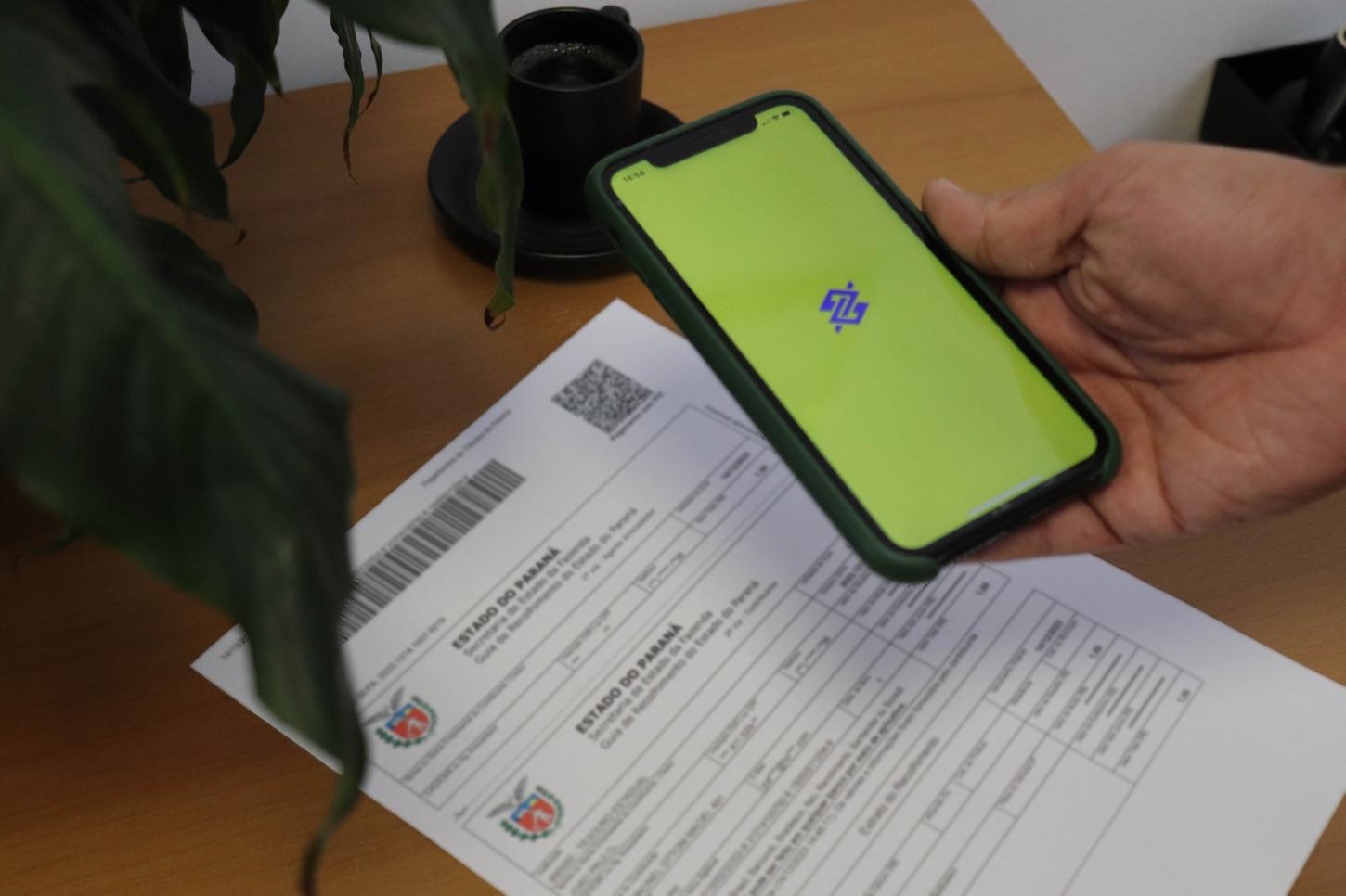 Motorista de Arapuã cai em golpe de Pagamento Falso de IPVA