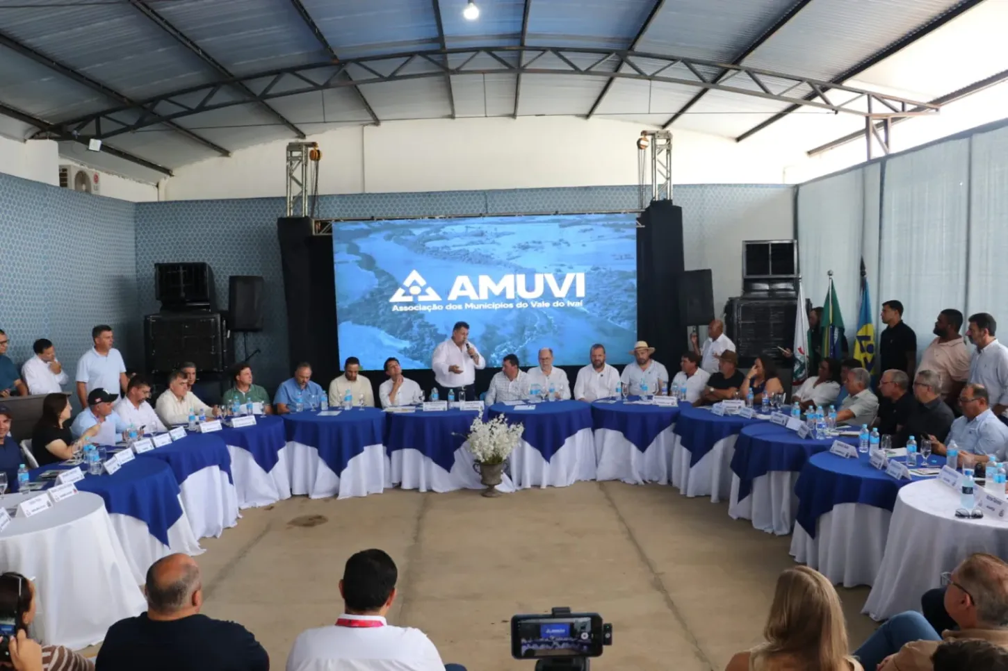 Pedro Taborda assume presidência da AMUVI em cerimônia marcada por união política