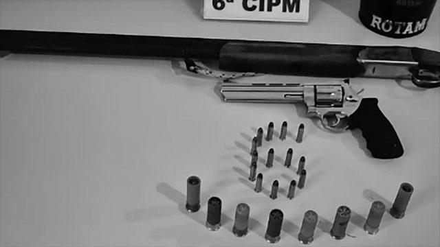 Polícia apreende arsenal irregular após ameaça contra mulher em Faxinal