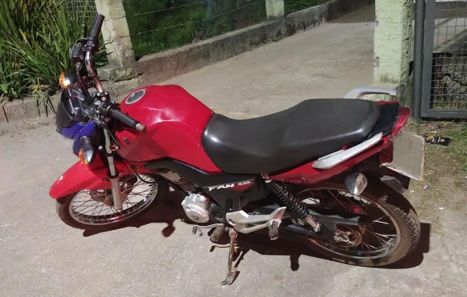 Polícia apreende moto roubada com placas adulteradas em Faxinal