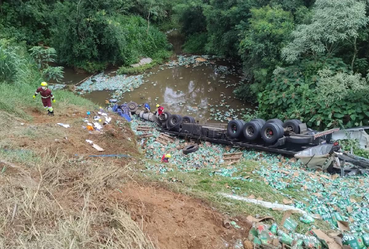 Quinze são detidos após furtar carga em caminhão tombado no Imbaú