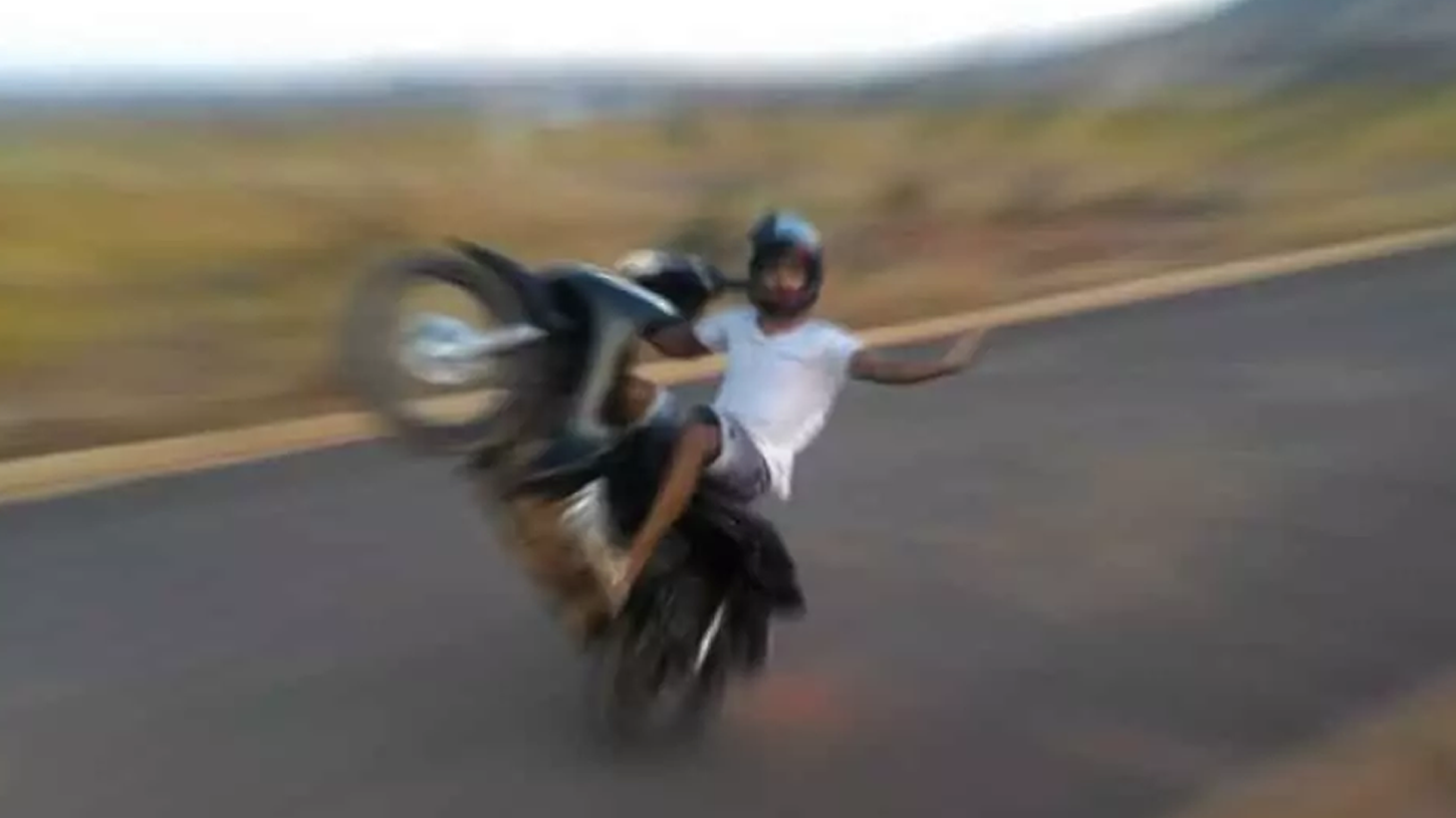 Adolescente de 15 anos é abordado pilotando moto em Califórnia